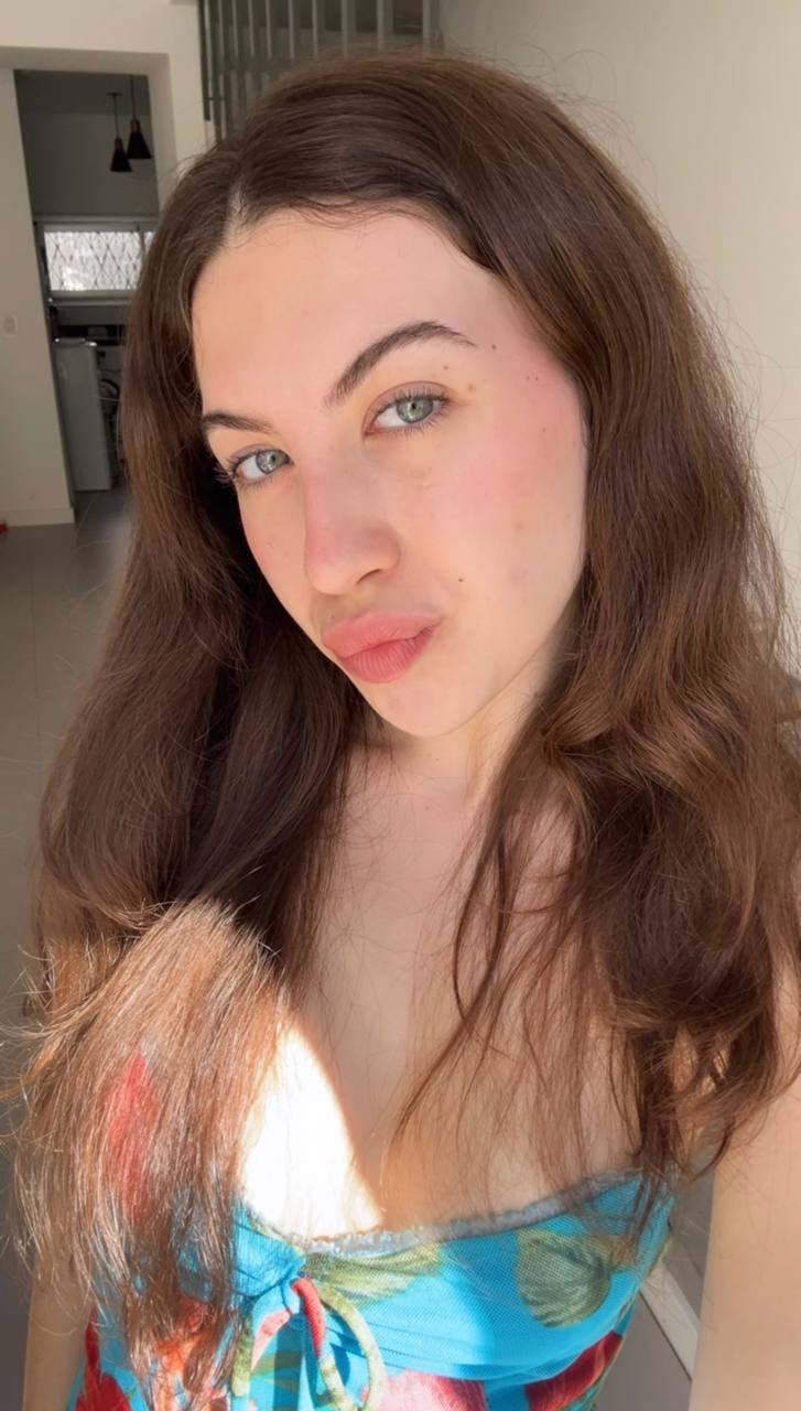 Nude girl Amber in Paris