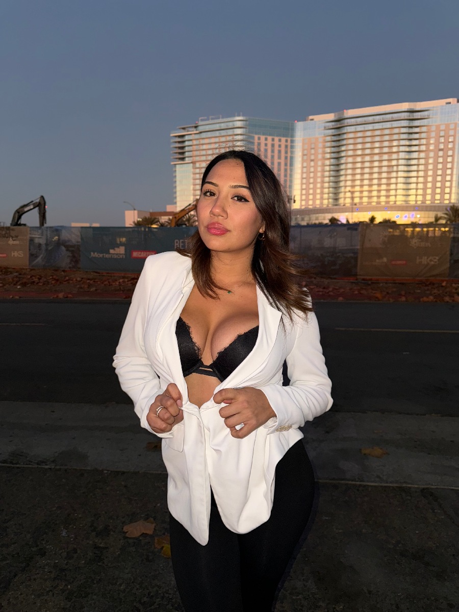 Take a pause and enjoy Ali Cruz — streaming from Paris