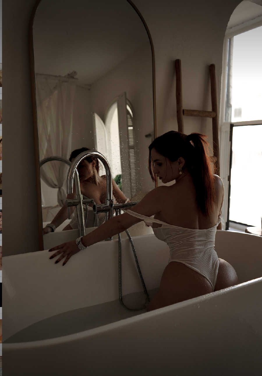 A playful frame from Miranda Faith nude — online in Paris