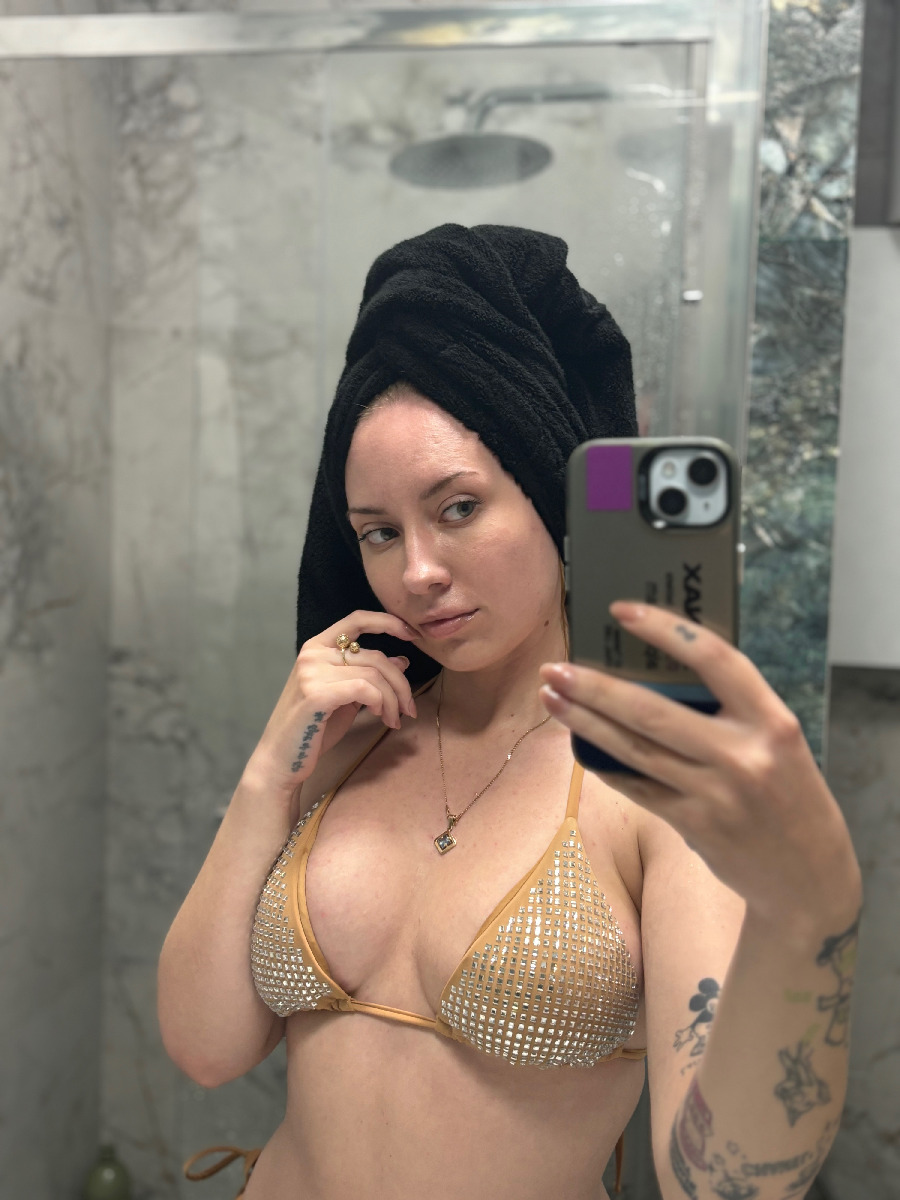 Nude girl KateV in Paris