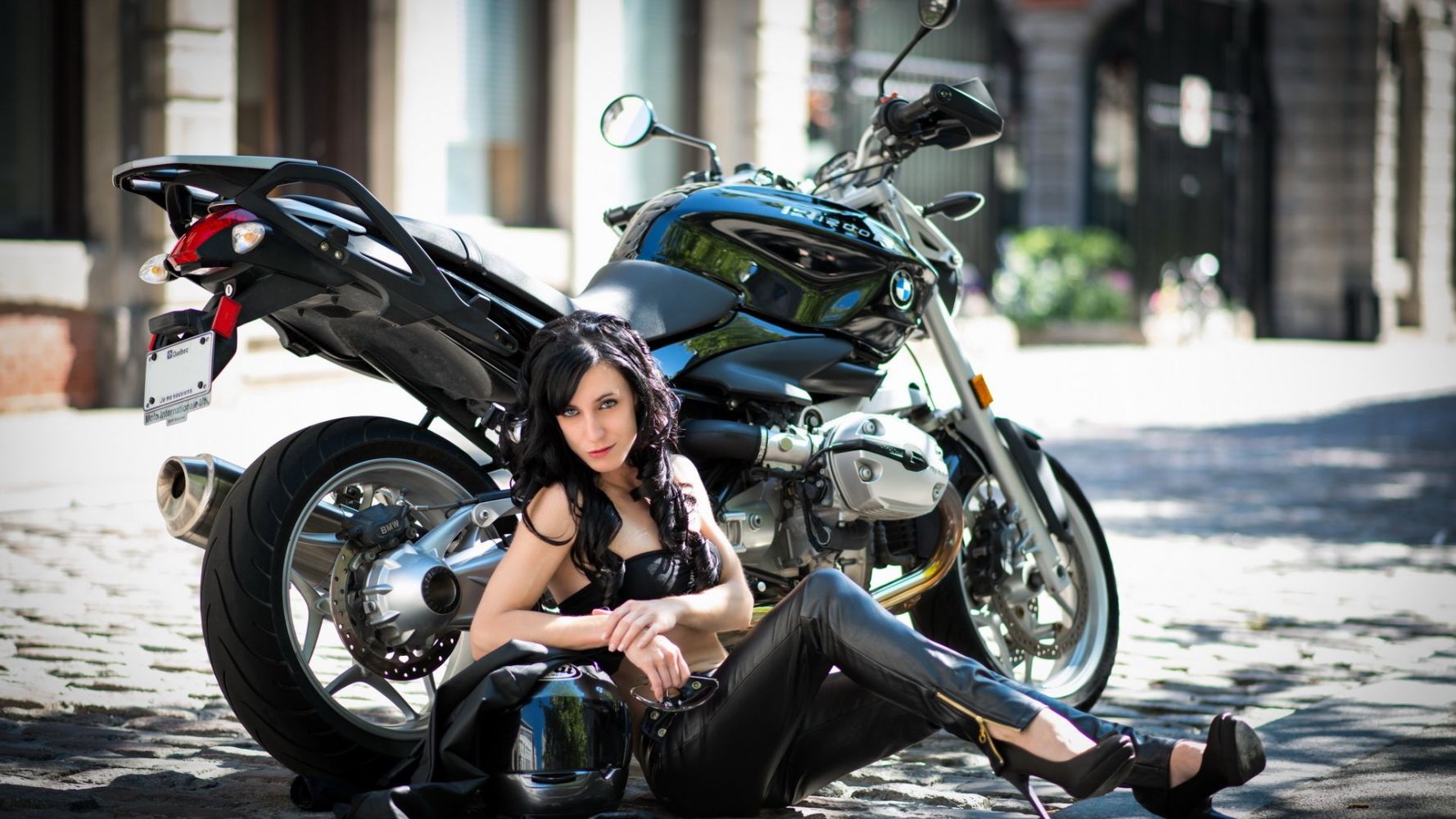 Fresh photos, fresh mood — European women on bikes online in Paris