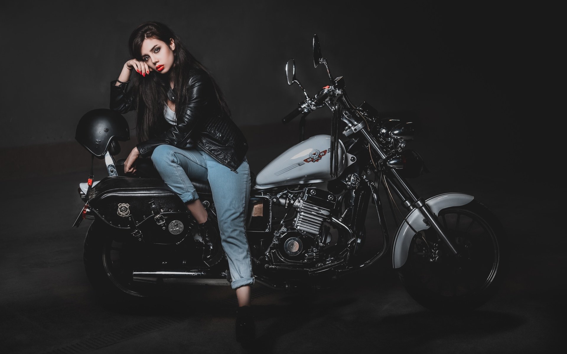 Biker girls: style and drive in Paris