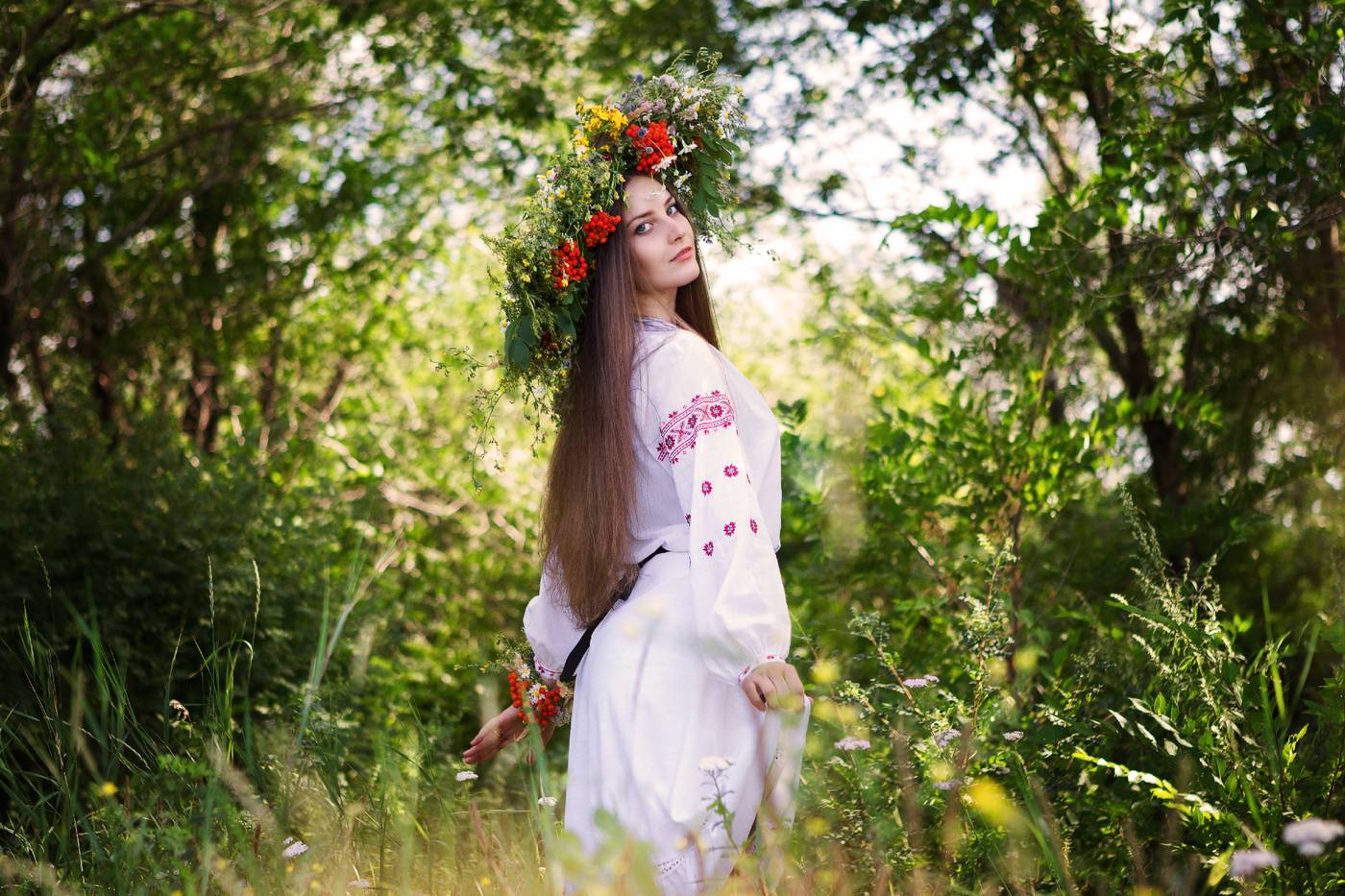 Slavic girls brings the glow — live moments in Paris