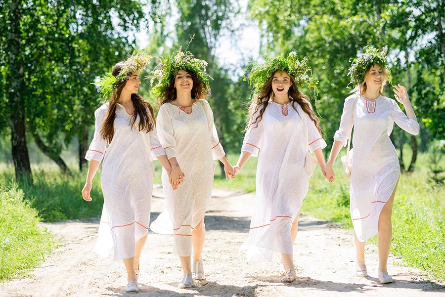 A cozy shot with Slavic girls — straight from Paris