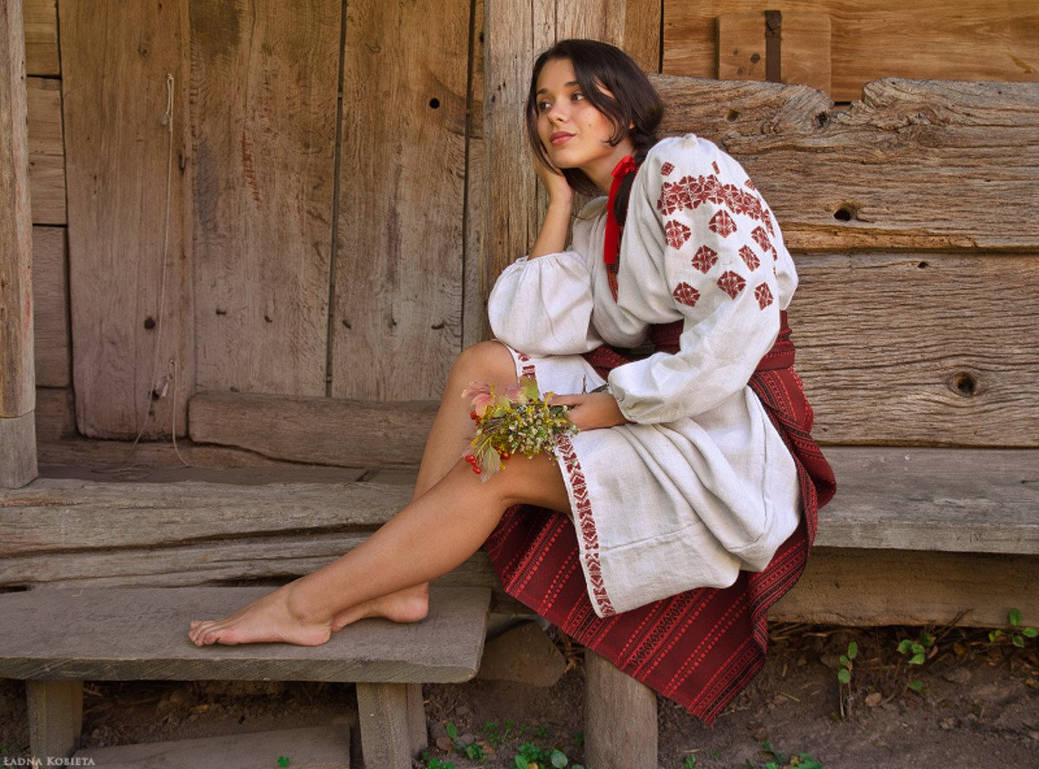 Fresh photos, fresh mood — Women in Slavic costumes online in Paris