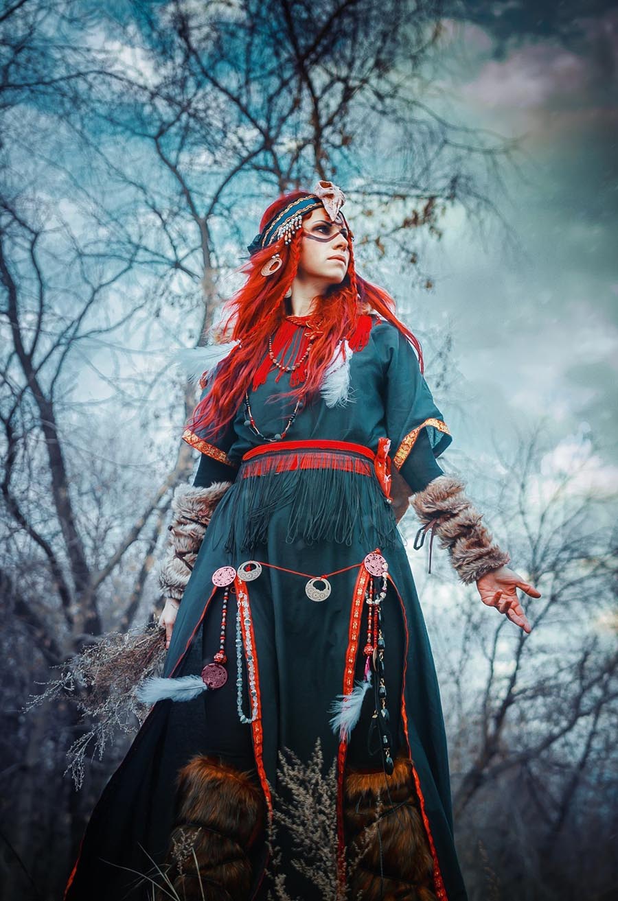 Take a pause and enjoy Girls in Slavic costumes — streaming from Paris