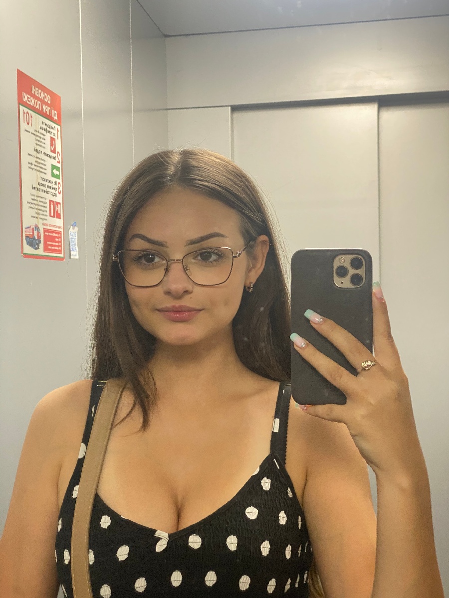 Sexy model Stacy in Paris